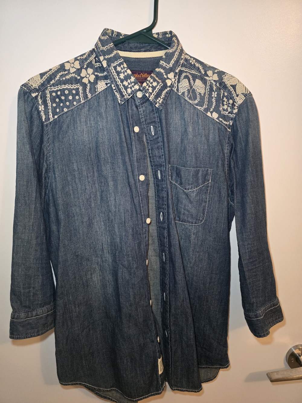 Men's Indigo Denim Button-Down Shirt with Patterned Yoke
